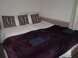 Bumble Cottage - Parking - Pet - Garden - Sleeps 4