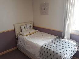 Bumble Cottage - Parking - Pet - Garden - Sleeps 4