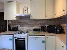 Bumble Cottage - Parking - Pet - Garden - Sleeps 4