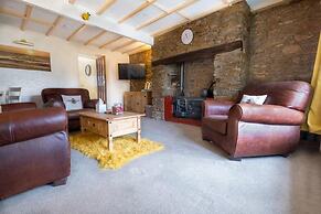 Bumble Cottage - Parking - Pet - Garden - Sleeps 4