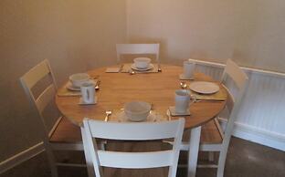 Bumble Cottage - Parking - Pet - Garden - Sleeps 4