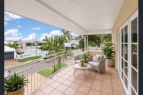 Cullen Bay Retreat Pool Balcony Marina Stroll