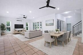 Cullen Bay Retreat Pool Balcony Marina Stroll