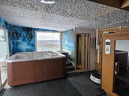 Large Holiday Home, Summer Pool, Sauna, Jacuzzi