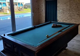 Large Holiday Home, Summer Pool, Sauna, Jacuzzi