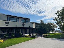 Skaha Lake Airport Inn & Suites