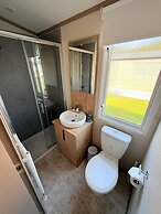 Cabin Sleeps 6 With Parking and Balcony