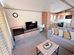 Cabin Sleeps 6 With Parking and Balcony