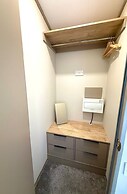 Cabin Sleeps 6 With Parking and Balcony