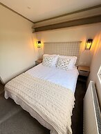 Cabin Sleeps 6 With Parking and Balcony