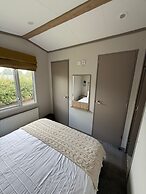 Cabin Sleeps 6 With Parking and Balcony