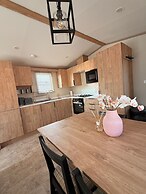Cabin Sleeps 6 With Parking and Balcony