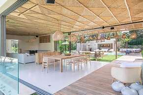 Prestige Villa a/c 12P With Pool & Lounge