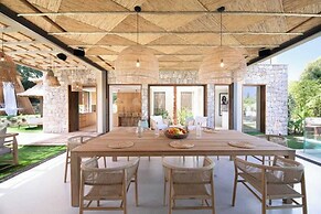 Prestige Villa a/c 12P With Pool & Lounge