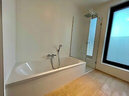 Sparkling City Suite Near Diamonds
