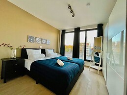 Sparkling City Suite Near Diamonds
