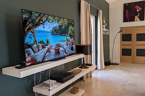 Wine Estate 20m Pool and Cinema