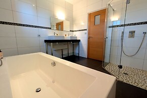 Wine Estate 20m Pool and Cinema