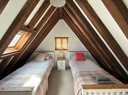 Cabin Sleeps 6 With Parking and Patio