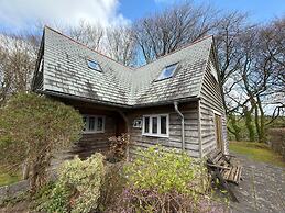 Cabin Sleeps 6 With Parking and Patio