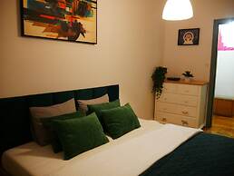 Spacious Designer 4-room Apartment in Center