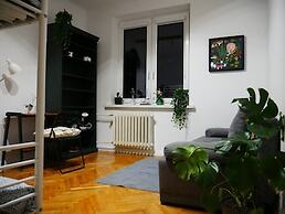 Spacious Designer 4-room Apartment in Center