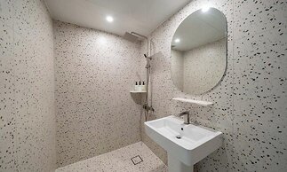 Sinchon APL Hotel