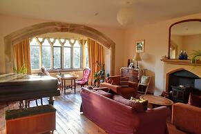 Monkton Wyld Court