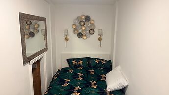 House Sleeps 2 With Parking