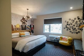 The Grove Motel