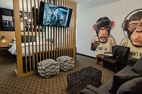 The Grove Motel