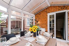NEW Stunning Home Ideal for Groups Free Parking