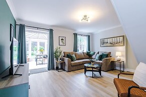 NEW Stunning Home Ideal for Groups Free Parking