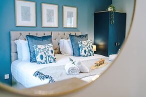 NEW Stunning Home Ideal for Groups Free Parking