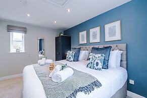 NEW Stunning Home Ideal for Groups Free Parking