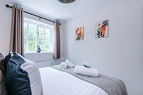 NEW Stunning Home Ideal for Groups Free Parking