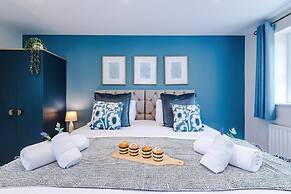 NEW Stunning Home Ideal for Groups Free Parking