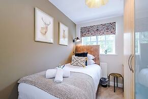 NEW Stunning Home Ideal for Groups Free Parking