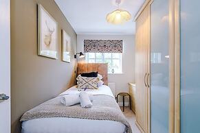 NEW Stunning Home Ideal for Groups Free Parking