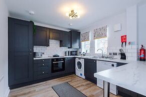 NEW Stunning Home Ideal for Groups Free Parking