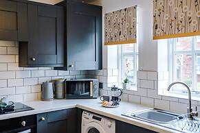 NEW Stunning Home Ideal for Groups Free Parking