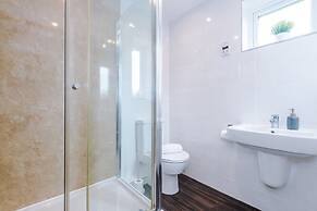 NEW Stunning Home Ideal for Groups Free Parking