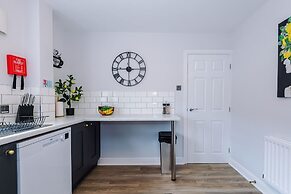 NEW Stunning Home Ideal for Groups Free Parking