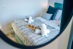 Stunning 2-bed Flat Amazing Location Sleeps 4