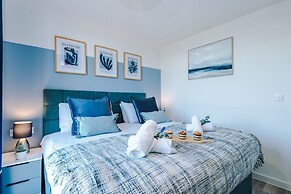 Stunning 2-bed Flat Amazing Location Sleeps 4