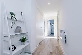 Stunning 2-bed Flat Amazing Location Sleeps 4