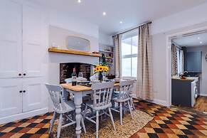 NEW Spacious Stylish Home City Centre Sleep 4