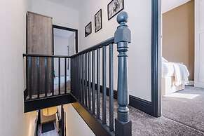 Modern Home Ideal for Business Groups Sleeps 7