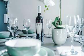 Modern Home Ideal for Business Groups Sleeps 7