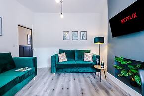 Modern Home Ideal for Business Groups Sleeps 7
